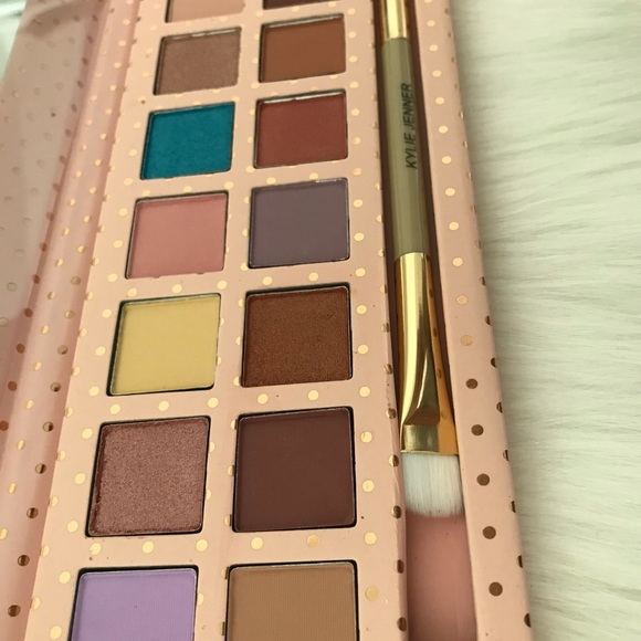 ONE NEW KYLIE KSHADOW TAKE ME ON VACATION PALETTE - Picture 4 of 8